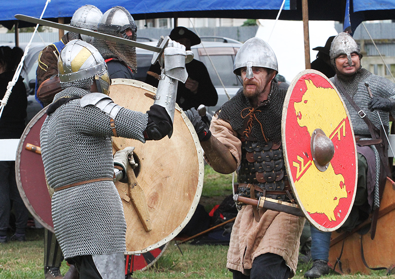 Medieval Market : Swords and Armour : Medieval Fighting : Levin : New Zealand : Richard Moore : Journalist : Photographer :